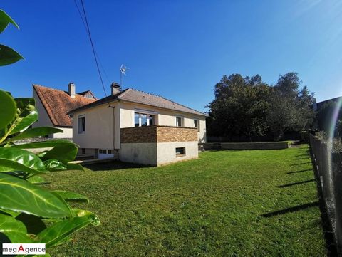 Située à Douvres-la-Délivrande, Hélène GEHANNE ,MEGAGENCE, vous propose de découvrir cette chaleureuse maison T4 de plain-pied au sublime jardin de près de 950m2!Idéalement située au calme à deux pas du centre ville ,des commerces et des écoles, cett...