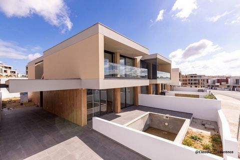 EL VALOR AÑADIDO DEL INMUEBLE: Villa de 4 dormitorios con jardín, piscina y vistas al mar, nueva, insertada en una nueva urbanización situada a pocos minutos del centro de Vila da Ericeira DESCRIPCIÓN DE LA PROPIEDAD: Vestíbulo Salón Cocina Inodoro C...