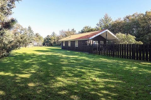 Dieses Ferienhaus liegt an der Wasserseite einer Strasse und ist nicht weit vom Strand entfernt. Vom Wohnzimmer aus hat man Zugang zu der überdachten und nach Süden ausgerichteten Terrasse.