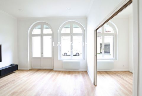 Dans un très bel immeuble de la fin du XIXème siècle, cet appartement atypique offre une luminosité fort agréable. Exposé Sud-Est les trois grandes baies laissent entrer la lumière sur cet appartement duplex. D'une surface de 47m2 l'entrée dessert un...