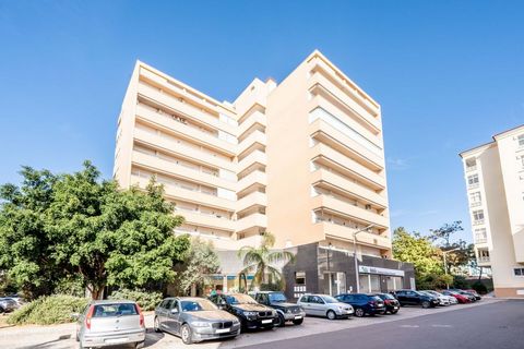 Appartement T3 à Vendre à Portimão - Rua das Romanzeiras Découvrez cet appartement T3 lumineux, idéalement situé à Rua das Romanzeiras, à Portimão. Avec une excellente exposition au soleil Est/Ouest, cette propriété offre confort et praticité, alliés...