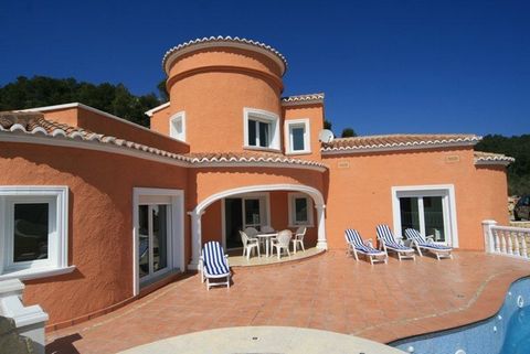 Nieuwe villa met zeezicht te koop in Javea. De bouw van deze villa werd voltooid in april 2009 in het charmante nieuwbouwproject van Cansalades Residencial in Jávea en met een totale bebouwde oppervlakte van 152 m2. Op één van de vleugels op de began...