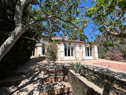 MOOI HUIS MET 4 SLAAPKAMERS - € 635.000 Virtuele tour beschikbaar op aanvraag. Kom en ontdek deze prachtige onder architectuur gebouwde woning uit de jaren 1980, met vrij uitzicht, met een bewoonbare oppervlakte van 135 m² en een bijgebouw van 23 m²....