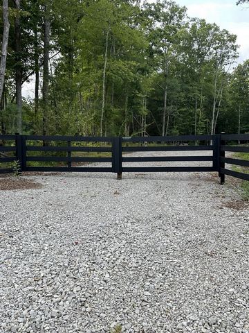 Welkom bij Spruce Creek Acres Horse Community, een paradijs voor paardenliefhebbers met meer dan 10 mijl aan paden binnen de gemeenschap, met toegang tot het beroemde Big South Fork-padensysteem via 3 trailheads. Deze unieke woning is perfect uitgeru...