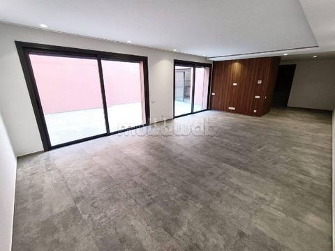 Le Meurice immobilier biedt u deze prachtige duplex aan in de wijk Guéliz: Kenmerken van het appartement: Oppervlakte 184m² inclusief een binnenplaats van 39m² Deze woning is gelegen in de meest gewilde wijk van Marrakech, in het centrum van de stad,...