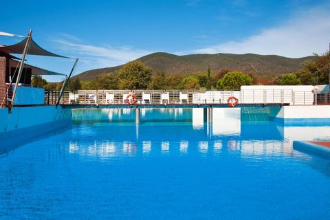 Mitten in einem zauberhaften, mediterranen Pinienwald (12 ha) liegen diese familienfreundlichen Bungalows mit einer traumhaften Poollandschaft, je nach Lage 300-800 m von den wunderschönen Sandstränden entfernt. Das Zentrum des lebendigen Urlaubsorte...