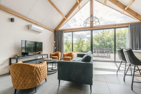 This beautiful holiday home owes its charming appearance to the combination of exquisite materials such as wood, stone, glass and a thatched roof. The practical arrangement of this house has allowed the height in the living room to be retained. This ...