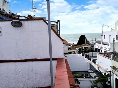 Penthouse duplex with terraces in Sitges | 2 bedrooms | 50m from beach Discover this unique opportunity in the heart of Sitges' old town, where Mediterranean light and views merge across two perfectly distributed levels. FIRST LEVEL (47 m²): Upon ent...