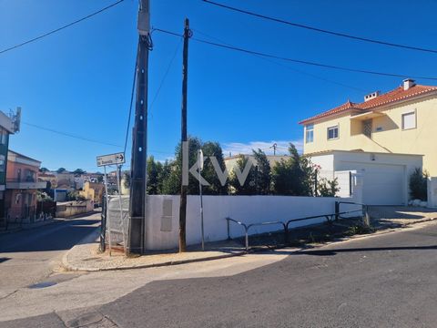 Casa de cinco habitaciones, ubicada en un terreno de 676m2 con viabilidad de construcción para 1.352m2 de vivienda. Terreno de tres frentes a calle principal, en zona tranquila, con paradas de colectivo y fácil acceso. Terreno ideal para quienes quie...