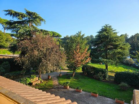 Viale Fiume: Appartamento in villa!!! L'immobile fa parte di una meravigliosa villa su Viale Fiume, suddivisa in due unità abitative. Dalla maestosa scalinata esterna si arriva al patio d'entrata che ci immette nell'abitazione. L'immobile sviluppa qu...