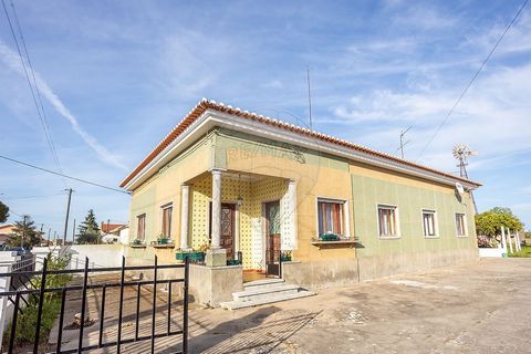 Encantadora Moradia Tradicional em Marinhais - O Refúgio Perfeito para a Sua Família! Descubra o charme e a serenidade desta moradia T5 em Marinhais, onde o conforto e a autenticidade se encontram. Esta propriedade é ideal para quem procura um lar ac...