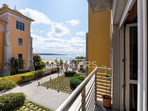 With an architectural design and natural beauty of the different historical buildings, this 3 bedroom flat offers one of the most superb locations and views of Cascais that extend along the coast to Lisbon. It consists of a social area with a living ...