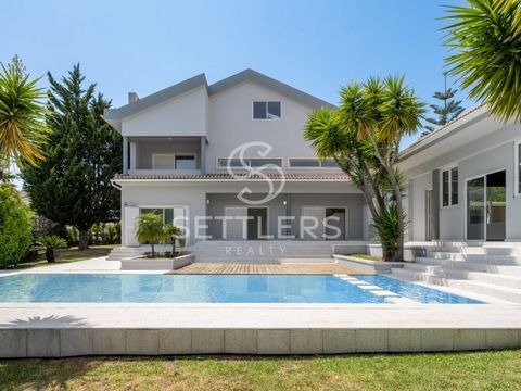 4+1 Bedrooms Detached House, with over 249 m² of living space, located in Quinta da Beloura and just a few meters from TASIS School. Set on a plot of land with 996 m², it is divided into 3 floors as follows: Ground floor: Living room with fireplace, ...