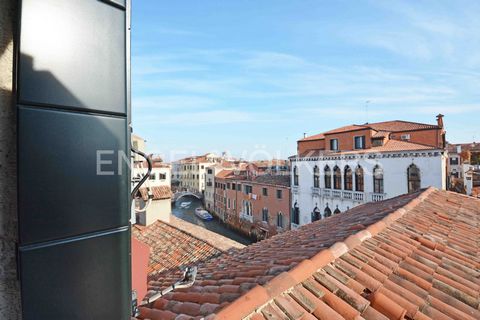 Ort: Cannaregio, Venedig Das Anwesen liegt nur wenige Minuten von der Rialtobrücke und der modernen Strada Nuova entfernt, wo wir die meisten der schicksten Geschäfte und Restaurants der Stadt finden können. Die öffentlichen Verkehrsmittel (Wasserbus...