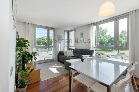 FURNISHED AND EQUIPPED. SEASONAL RENTAL (UP TO 11 MONTHS). Totally exterior apartment of 90m2 5 minutes from Barceloneta Beach and the port. It is rented fully furnished and equipped with all appliances. It has a spacious and bright living-dining roo...