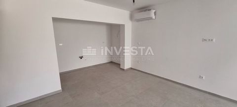 Fažana, appartement dans le bâtiment 74,80 m2, 2 chambres + salon, 450m de la mer Un appartement est à vendre à Fažana, dans un immeuble résidentiel, à 450 m de la mer. L'appartement, d'une superficie nette totale réduite de 74,80 m2, est situé au so...