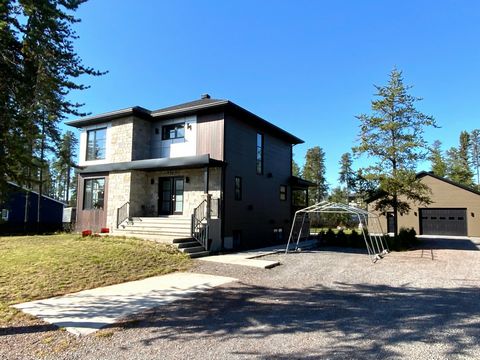 Découvrez cette magnifique maison à étage située dans l'un des quartiers les plus prisés au Domaine du Boisé de Saint-Honoré. Nichée sur un terrain de 25 162 pc., cette propriété de 1 836 pc. de superficie habitable offre un cadre de vie exceptionnel...