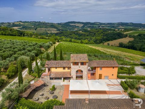 Situato nella pittoresca campagna di Montegufoni, questo incantevole BIo-Agriturismo offre un'idilliaca oasi di pace lontano dal trambusto della vita cittadina. Costruito nel 2012 e in perfette condizioni, l'agriturismo è composto da 4 accoglienti ap...