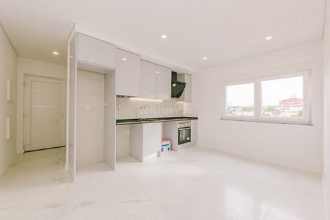 Descubra este moderno apartamento T3 com dois pisos, situado num edifício completamente renovado em 2024! Localizado no 3º andar, esta é a oportunidade ideal para quem procura o conforto de um lar totalmente novo e equipado. Características do Imóvel...