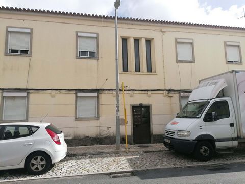 Ideal para a sua habitação ou para investidores, este apartamento é constituído por dois quartos, sala, cozinha, despensa, casa de banho e quintal privativo. Tem ainda acesso a logradouro comum, ideal para estacionamento privativo ou outra utilização...