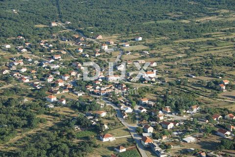 ZADAR, POLJICA - Bouwgrond 3700 m2 Te koop is een bouwkavel van normale vorm in Poljici, gelegen in een rustige en pittoreske omgeving, perfect voor het bouwen van een gezinswoning, cottage of bedrijfsgebouw. Met een totale oppervlakte van 3.700 m² b...