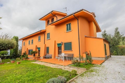 Immerso nelle splendide colline di Montecatini Alto, vi attende un rustico ben conservato, che si inserisce armoniosamente nella natura circostante, offrendo al contempo una grande privacy e una vista mozzafiato sulla pittoresca Montecatini Terme. Il...