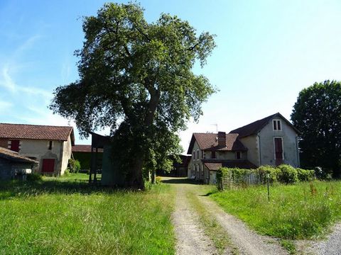 Située aux portes de Mugron et à 5 mn du centre bourg, cette propriété est constituée d'une maison d'habitation et de nombreuses dépendances sur un terrain de 3 ha environ. Avec ses 800 m² de dépendances de nombreuses possibilités s'offrent à vous. A...