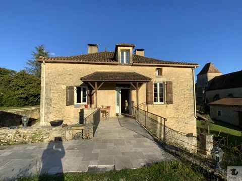 Proche de Lalinde, dans un petit village typique de la campagne périgourdine, je vous présente cette très belle batisse de caractère rénovée et érigée sur un sous-sol total. Sur 2700 m2 de terrain, vous pourrez également profiter des dépendances ; un...