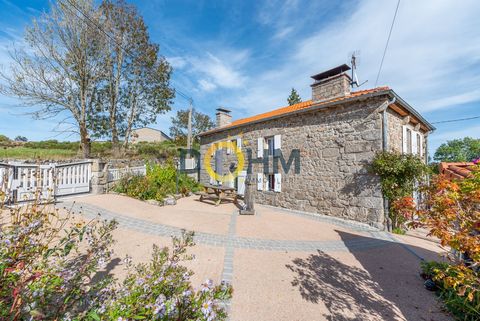 Située à 5 minutes de Saugues, dans un charmant village paisible et entouré de nature, découvrez cette belle maison en pierre de 150 m2 sur un terrain clos de 500 m2, joliment arboré et aménagé. Un cabanon est également présent pour un espace atelier...