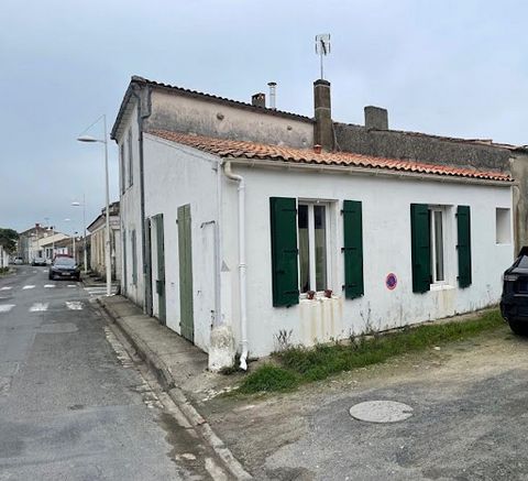 -- Exclusivité -- Centre Ville - orientée Sud / Ouest -- -- idéal Investisseur ou Primo - Accédants -- Donnant sur un Quéreux servant de parking aux Propriétaires voisins, Petite maison de ville ( toiture remaniée ) proche de toutes commodités, servi...