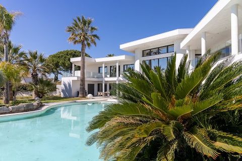 [EXCEPTIONAL PROPERTY] LUX'VILLA IMMOBILIER is pleased to present this superb 800m2 property on 4000m2 of land. Ideally located between Montpellier and the beaches, this sumptuous contemporary villa with clean lines and generous volumes will seduce a...