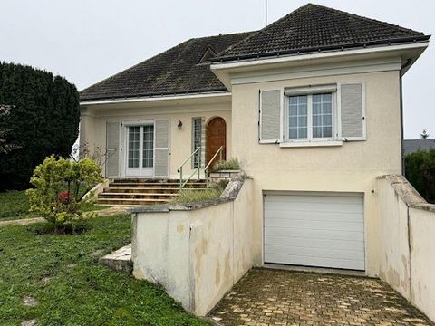 A VENDRE 37170 Chambray-les-Tours Vanessa BOUCHER vous propose cette maison de ville, sur sous-sol complet, composée d'une entrée desservant un séjour traversant, une cuisine ainsi qu'un accès direct au sous-sol. Toujours au rez-de-chaussée, une part...