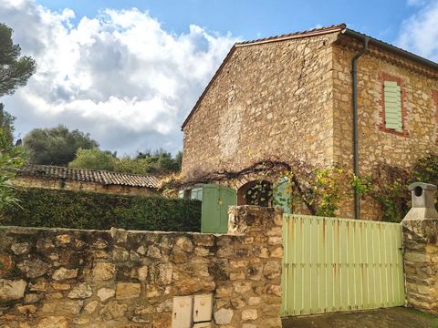 À vendre : Charmante maison en pierre à Portel-des-Corbières Située à seulement 15 minutes de Narbonne, dans le pittoresque village de Portel-des-Corbières et à 5 km de l'autoroute de Sigean, cette jolie maison est idéale pour ceux qui recherchent le...