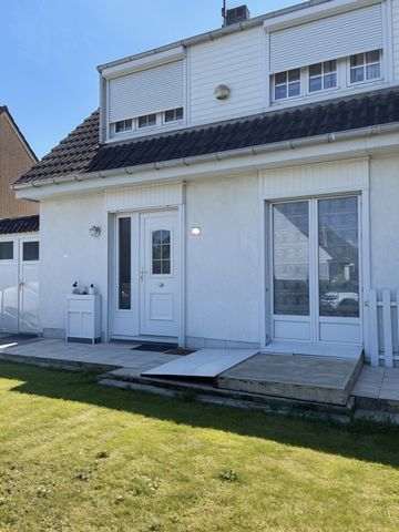 URGENT! Located in a peaceful area of RANG DU FLIERS (62180), we offer you this well-maintained and habitable house a few steps from local shops with a commercial area 5 minutes, 10 minutes from the beach (this one also accessible by bike without tak...