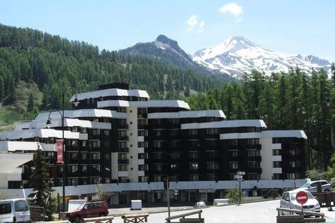 Das Hotel liegt in der Residenz SKI SOLEIL, im Zentrum des Resorts, oberhalb einer Einkaufspassage, weniger als 100 m von den Skiliften entfernt. Die Wohnung mit Westbalkon besteht aus einem ausgestatteten Küchenbereich, einem Wohnzimmer mit einem Zw...