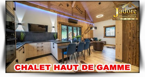 JADORE IMMOBILIER is verheugd u dit prachtige luxe chalet te presenteren. Deze woning ligt in een natuurlijke omgeving, halverwege tussen Gérardmer en de Elzas, en biedt een breed scala aan activiteiten (meren, skipistes, wandelen, kerstmarkten, wijn...