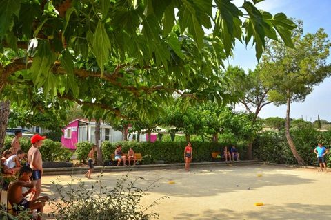 Complexe familial, situé entre de vastes plages de sable et l'arrière-pays languedocien. Un parc aquatique avec toboggans aquatiques, animations pour enfants et un large choix de sports raviront petits et grands.En juillet et août, en plus de l'anima...