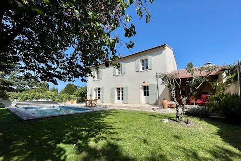 Splendide propriété à l’esprit provençal, idéalement située dans une impasse intimiste en plein centre-ville. Au rez-de-chaussée, la maison offre un charmant séjour avec cheminée donnant sur le jardin et la piscine, une cuisine traditionnelle, un bur...