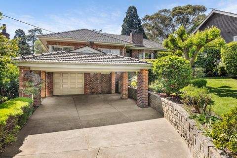 Prachtig genesteld in een glorieuze diepe tuin op het noorden die direct grenst aan de Brooke St, Reserve, is deze klassiek elegante massief bakstenen woning al vele jaren een gekoesterd huis. Gelegen op het felbegeerde Mount Eagle Estate, biedt het ...