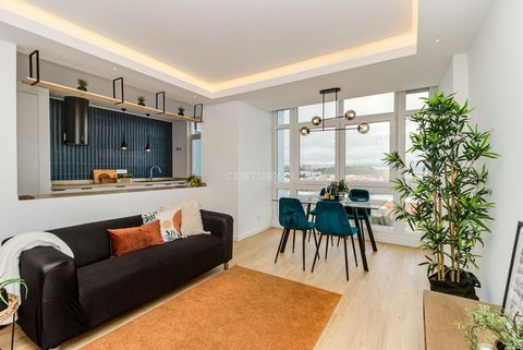 Oportunidade Única na Amadora - Reboleira! Descubra o seu novo lar! Este deslumbrante T2 remodelado por uma arquiteta, este apartamento combina elegância e funcionalidade em cada detalhe. Com uma área generosa de 90 m², este apartamento é perfeito pa...