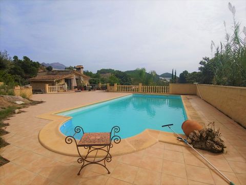 ✓Acogedora casa de campo reformada en Callosa d'en Sarrià con piscina propia de 9x4.5m, amplias terrazas y vistas al campo. La casa parcialmente amueblada tiene dos plantas, en la planta baja hay un salón comedor con chimenea con sistema para calenta...