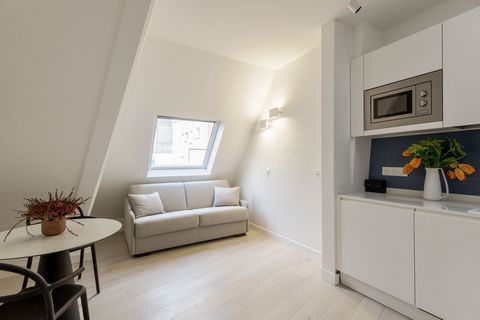 Superbe aménagement du studio avec un canapé-lit qui peut être converti en lit pour 2 personnes la nuit. La cuisine ouverte est équipée de plaques de cuisson, micro-ondes, cafetière, grille-pain, bouilloire, et ustensiles de cuisine + table à manger ...