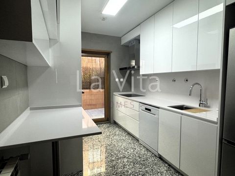 3 bedroom apartment - Center of Cascais. Your opportunity to live 150 meters from the beach, with all types of shops, services and restaurants less than 500 meters away. The apartment is rented with furniture and a fully equipped kitchen with state-o...