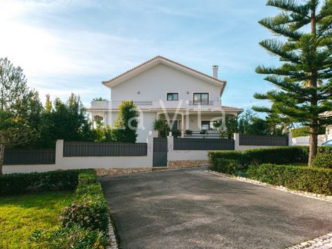 T5+1 Einfamilienhaus - Costa da Guia, Cascais. Die Lage an der Costa da Guia in Cascais macht dieses Haus zu einer besonderen Immobilie, aber nicht nur das, auch die Bau- und Verarbeitungsqualität ist ein weiterer Mehrwert. Es befindet sich auf einem...