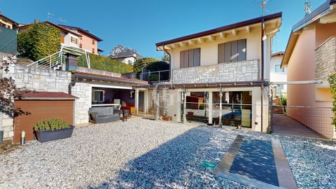 In zona Gaino, a pochi minuti sopra il centro di Toscolano, proponiamo una splendida villa di testa, sviluppata su tre livelli e inserita in un esclusivo complesso residenziale composto da sole quattro villette indipendenti, con piscina condominiale....