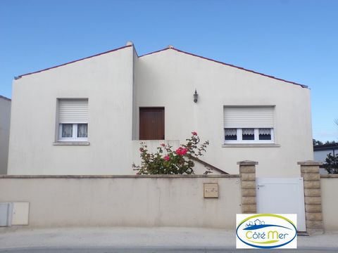 Maison lumineuse sur vide-sanitaire, des années 90 de 77.10m2 habitable comprenant un couloir desservant 2 chambres avec placard,salle d'eau et wc indépendant avec lave-mains,salon/salle à manger et cuisine aménagée /semi équipée donnant côté jardin....