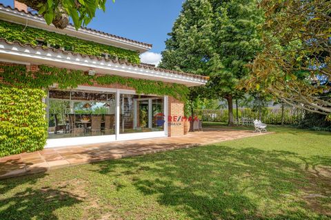 GIVI 04- Girona; chalet en Palau, Girona. Esta Villa se encuentra en la prestigiosa zona de Palau, la más codiciada de Girona. Enclavada en un entorno residencial sereno y a pocos minutos del centro urbano, la propiedad está próxima a las mejores ins...