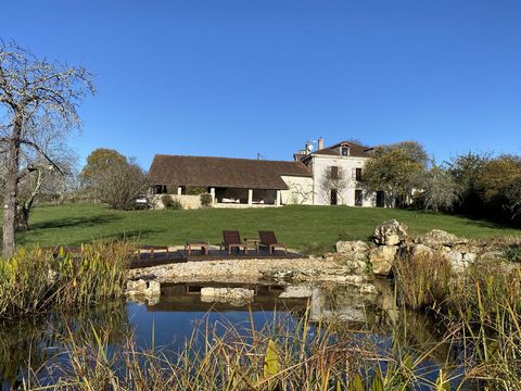 Gelegen op enkele minuten van Brantome, het Venetië van de Perigord, in een rustig gehucht, op een dominante positie midden in de natuur, een prachtig landgoed bestaande uit twee woongelegenheden, twee schuren, een klein stenen gebouw, een zwemvijver...