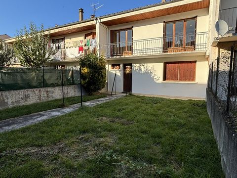 Dans un quartier calme de Lavelanet et proche de toutes commodités, venez découvrir cette maison mitoyenne de 92 m² avec jardin. Le bien se compose ainsi: Au rez-de-chaussée vous trouverez, un hall d'entrée, une chambre avec placard, un wc indépendan...