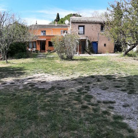 Entre Gordes et Saint Saturnin les Apt, maison ancienne de hameau, d'environ 193 m², avec terrain attenant de 984 m² environ, comprenant une partie principale composée : d'une cuisine indépendante donnant accès au jardin, salon, 4 chambre, salle d'ea...